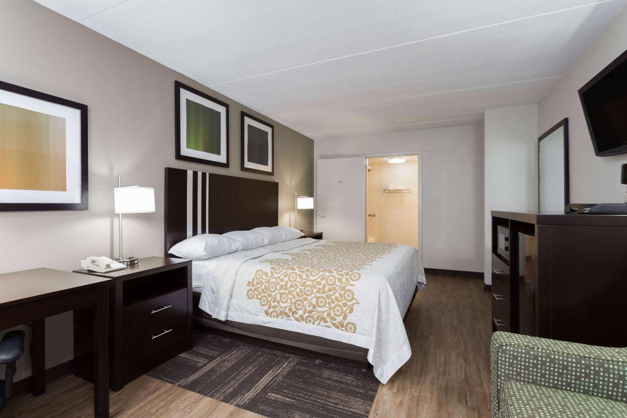 Days Inn By Wyndham Harrisburg North Esterno foto