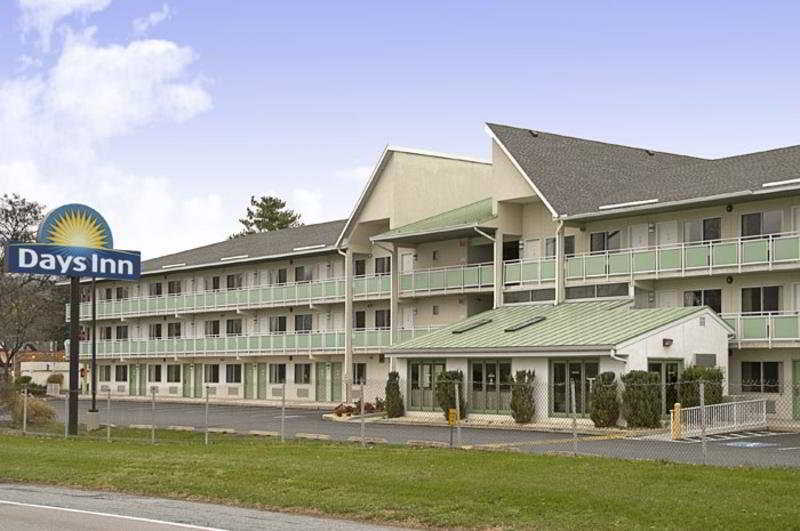 Days Inn By Wyndham Harrisburg North Esterno foto