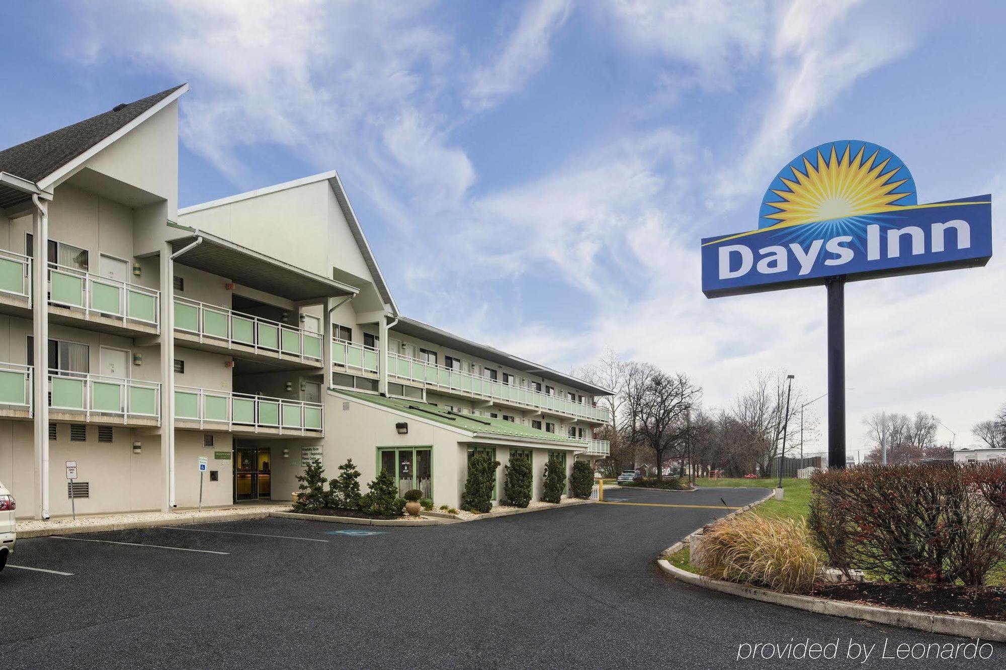 Days Inn By Wyndham Harrisburg North Esterno foto