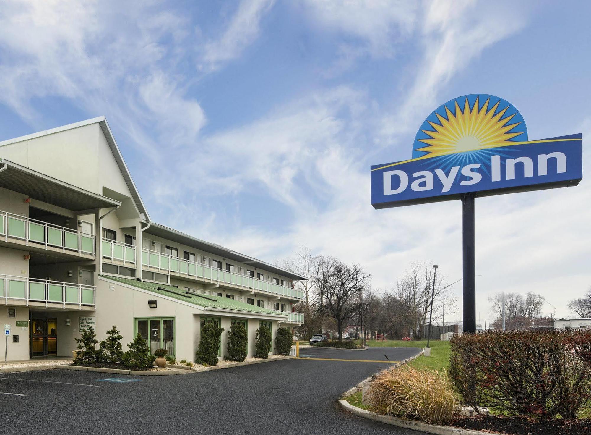 Days Inn By Wyndham Harrisburg North Esterno foto