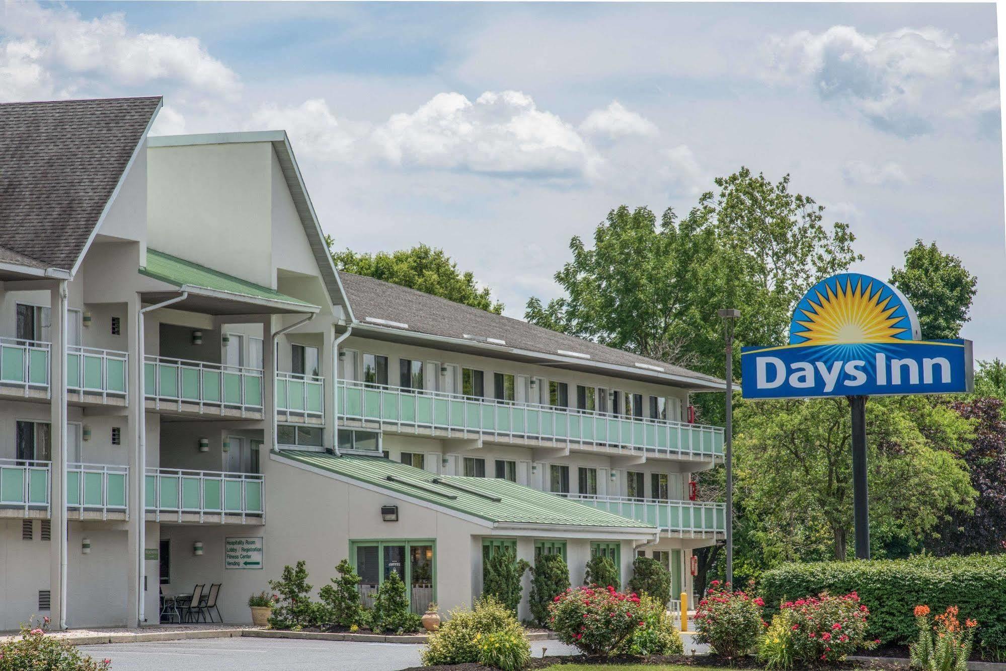 Days Inn By Wyndham Harrisburg North Esterno foto