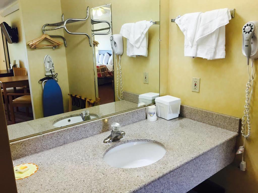 Days Inn By Wyndham Harrisburg North Esterno foto